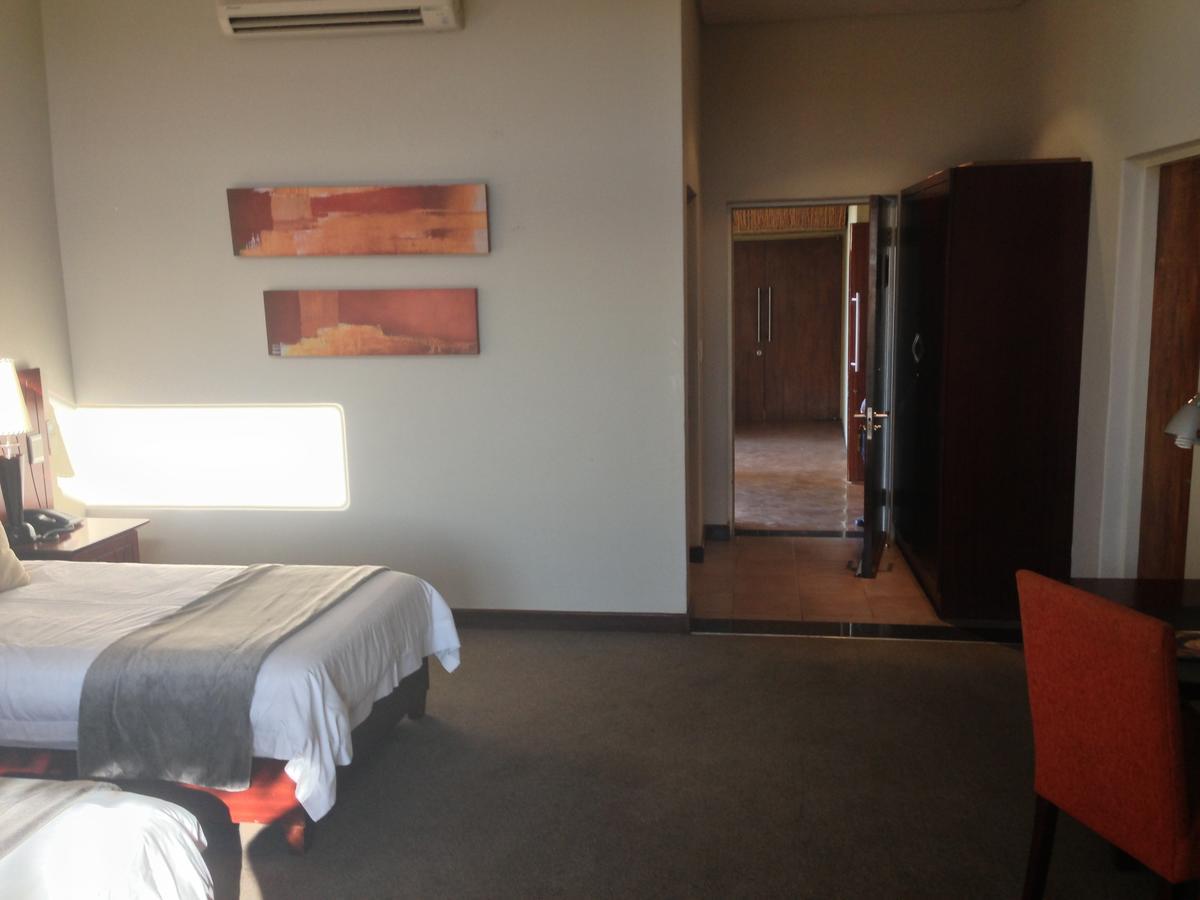 Maropeng Boutique Hotel Magaliesburg Exteriör bild